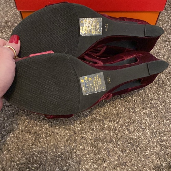 New York Transit Wine Velvet Beaded Open Toe Ankle Wedges sz 8.5 NIB - Picture 7 of 8